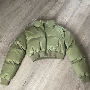 Cropped Puffer Jacket. Sage green